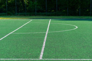 Yapay çim futbol sahasının yüzeyinin ayrıntıları.