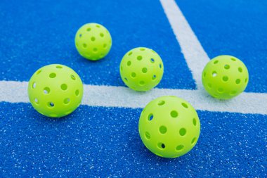 Pickleball sahasında beş yeşil yankesicilik topu, yeni raket spor konsepti
