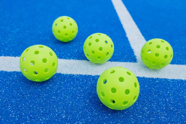 Pickleball sahasında beş yeşil yankesicilik topu, yeni raket spor konsepti