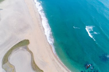 Okyanus dalgalarının kumsaldaki görüntüsü..