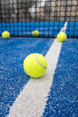 mavi raket tenis kortunda toplar