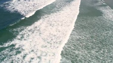 Kumsala gelen dalgaların drone görüntüsü
