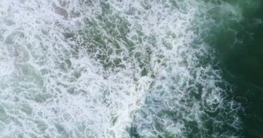 Sahil kenarındaki köpük dalgalarının hava aracı videosu.