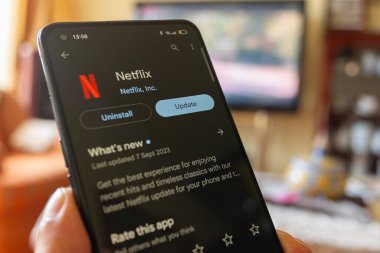 Madrid, İspanya: 09 11 2023: Evdeki oturma odasında Netflix uygulamasını kullanan kişi
