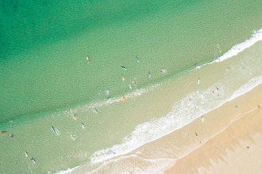 Vila Praia de Ancora, Portekiz 07 06 2023: Sörf yapan birçok insanın bulunduğu bir sahilin insansız hava aracı görüntüsü