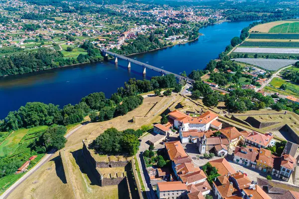 İspanya ile Portekiz arasındaki Minho nehir sınırının insansız hava aracı görüntüsü, her kıyıda Valenca do Minho ve Tui şehirleri.