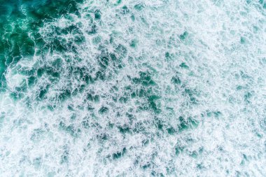 Sahildeki dalgaların köpüklü görüntüsü, İHA 'lı hava fotoğrafı. yaz arkaplanı