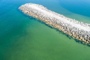 Limanın girişindeki dalgakıran, turkuaz deniz. İnsansız hava aracı ile hava görüntüsü