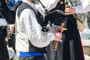 Tipik bir kostüm giymiş, Galiçya 'da gayda çalan tanınmamış bir adam. İspanya