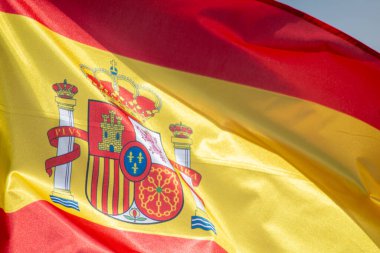 Rüzgarda dalgalanan İspanyol bayrağının ayrıntıları