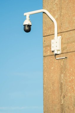 Güvenlik ve güvenlik kamerası bir binanın ön cephesine yerleştirilmiş.