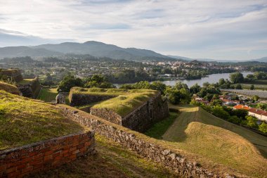 Valenca Kalesi duvarları do Minho ve Minho nehri, arkada Tui şehri, İspanya ile Portekiz sınırı..