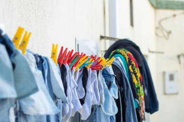 Çamaşırlar yıkandıktan ve askılarla bağlandıktan sonra kuruması için evin dışına asılmış.