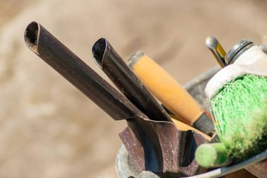 Arkeolojik kazılarda çeşitli aletler, kömür kürekleri, süpürgeler, malalar ve makaslar. Arkeoloji araçları kavramı