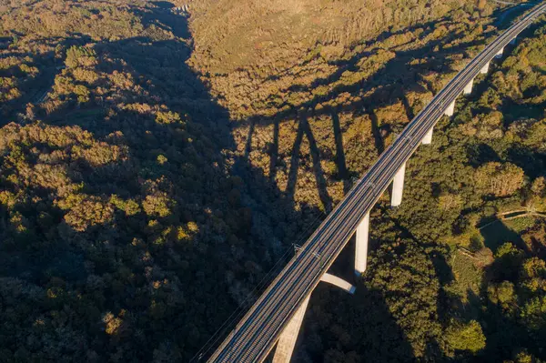 Gün batımında yüksek hızlı tren viyadük görüntüsü