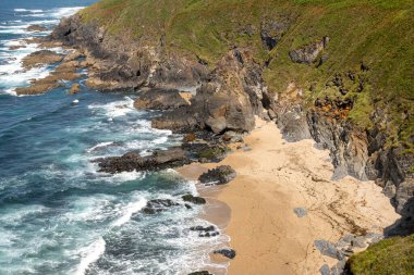 Asturias sahilindeki küçük kumsalda. İspanya. Doğal turizm konsepti