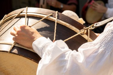 Tanınmayan bir müzisyenin Galiçyalı bir folk müzik grubunun bas davulunu çalması, Galiçya kültürü. İspanya