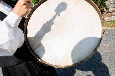 seçici odaklanma, bas davul çalan birinin eli. Galiçya, İspanya 'dan geleneksel halk müziği