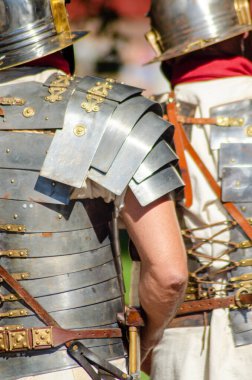 Metal zırhlı Romalı lejyonerler arka planda görülen tarihi yeniden canlandırma olayında