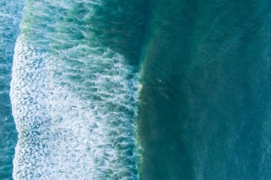 Okyanus dalgaları ve sörf tahtaları: hava sörfü sahnesi. Drone zenital fotoğrafçılık, yaz sporları konsepti. Tatil arkaplanı