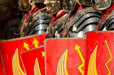 Roma dönemindeki tarihi bir olayda Romalı lejyonerler olarak yeniden canlandırıldılar.