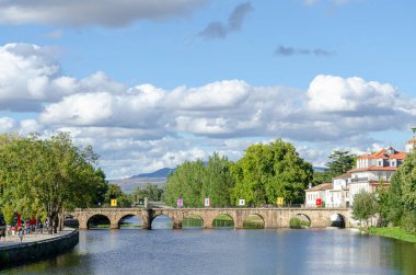 Portekiz 'in kuzeyindeki Chaves şehrindeki Tamega Nehri üzerindeki Roma köprüsünün manzarası..