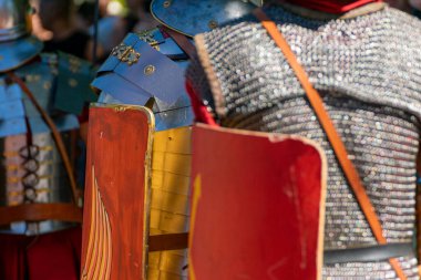 Sıraya dizilmiş Romalı lejyonerler Antik Roma hakkındaki tarihi yeniden canlandırma partisinde arkadan görüldü..