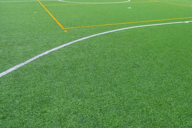 Suni saha futbol sahasının merkez çemberinin kısmi görüntüsü