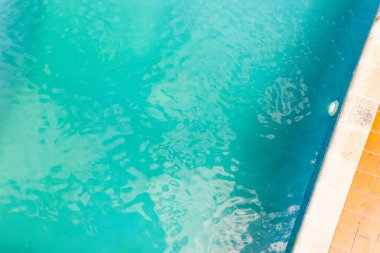 Yazın yüzme havuzunun bir kısmının zenital hava aracı görüntüsü