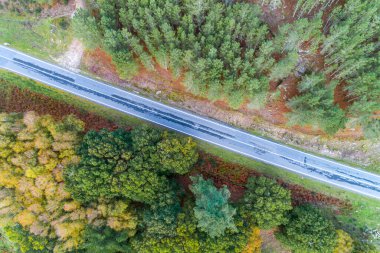 Sonbaharda kırsal bir dağ bölgesinde İHA ile hava manzarası