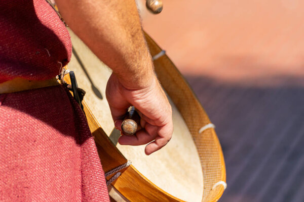 Детали рук музыканта, играющего на барабане на традиционном народном фестивале