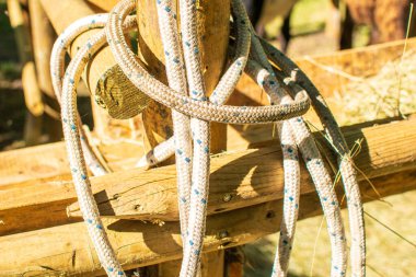 Çiftlik ahırındaki bir direkte bir parça ip.