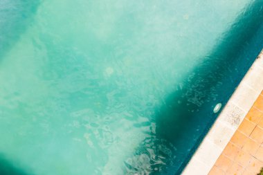 Yazın havuzun kenarına kısmi bir bakış açısı, tatil konsepti.