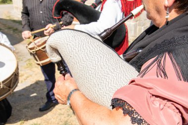 Galiçya 'daki geleneksel folk müzik grubu. Enstrümanlar gayda, davul ve bas davul..