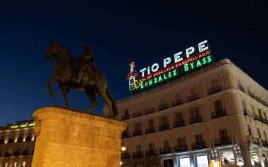 Madrid, Puerta del Sol 'daki eski postane binası. İspanya turizmi. Madrid, İspanya - 01: 15 2022: Puerta del Sol Meydanı, İspanya.