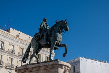 İspanya Kralı III. Carlos 'un Puerta del Sol meydanındaki binicilik heykeli. Madrid mi? İspanya