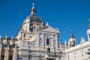 Almudena katedralinin yan girişi, Madrid 'deki kraliyet sarayının yanındaki katedral. İspanya, turizm
