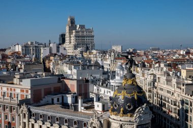 Madrid 'in merkezindeki çatıların manzarası var. İspanya başkenti