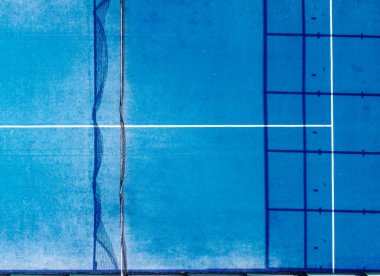 Mavi raket tenis kortunun insansız hava aracı görüntüsü