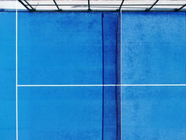 Mavi yapay çim kürekli tenis kortunun havadan görünüşü