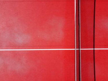 Kırmızı tenis kortunun insansız hava aracından Zenital görünüm
