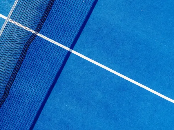 Mavi raket tenis kortunun İHA görüntüsü
