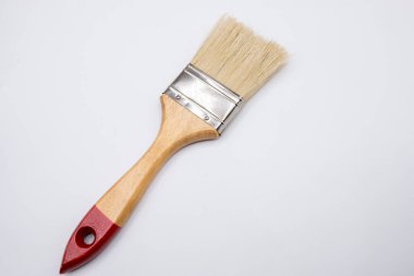 Beyaz arka planda ahşap saplı temiz bir ressam fırçası görüntüsü