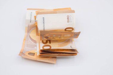 Beyaz arka planda katlanmış 50 avroluk banknotlar. 400 Avro.