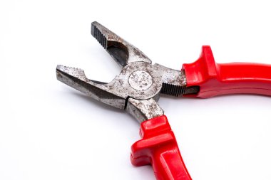 Beyaz arkaplanda kırmızı saplı pense