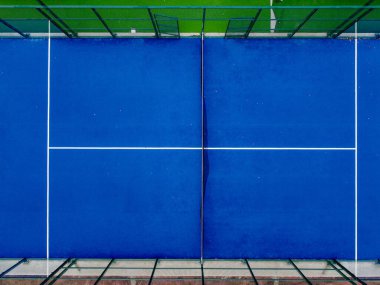 İnsansız hava aracının tenis kortunun yukarıdan görünüşü