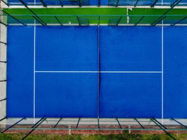 İnsansız hava aracının tenis kortunun yukarıdan görünüşü