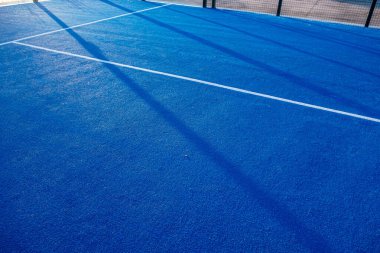 Beyaz çizgili mavi raket tenis kortu sahası