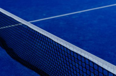 Geceleri mavi raket tenis kortu ağları. Spor konsepti.