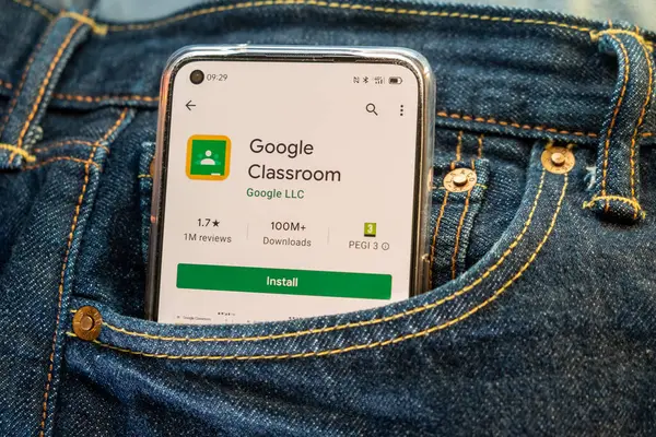 Madrid, İspanya. 11-18-2021: Bir kot pantolonun cebinde akıllı telefon, ekranda Google Sınıfı uygulama kuruculu Google Play Store
